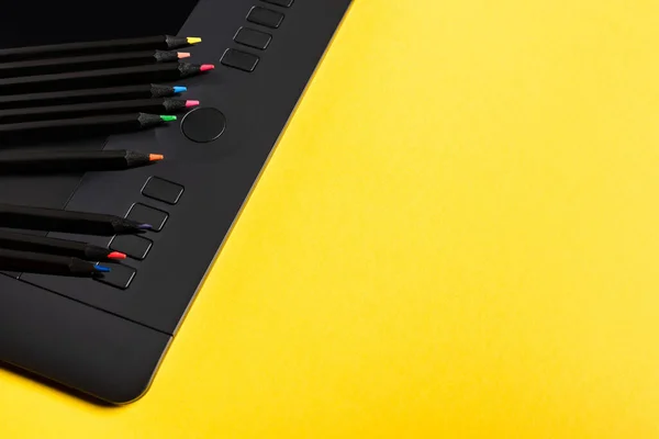 Sarı Yüzey Üzerindeki Grafik Tabletindeki Renkli Kalemlerin Görünümünü Kapat — Stok fotoğraf