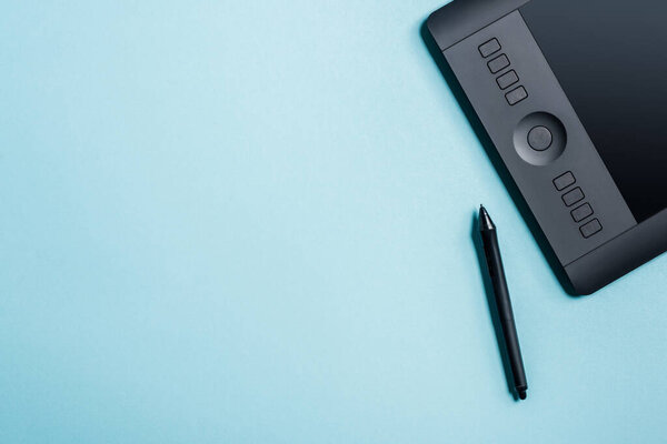 Вид сверху на стилизованную подушечку для рисования на синем фоне с пространством для копирования
