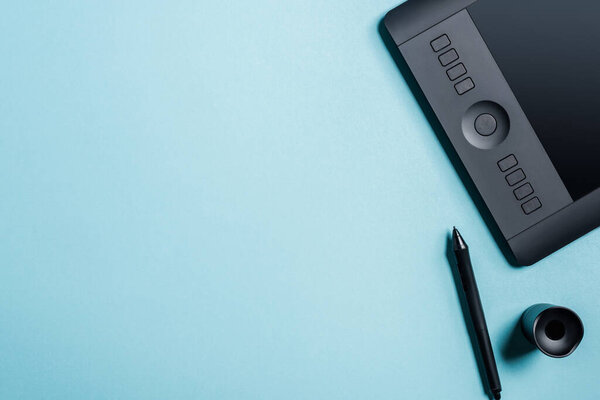 Вид сверху графической таблички рядом со стилем и стоять на синем фоне
