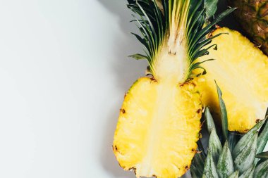 Beyaz arkaplanda sulu ananas parçalarının üst görünümü
