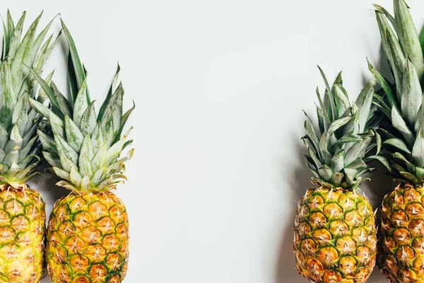 Bovenaanzicht Van Verse Rijpe Ananas Witte Achtergrond — Stockfoto