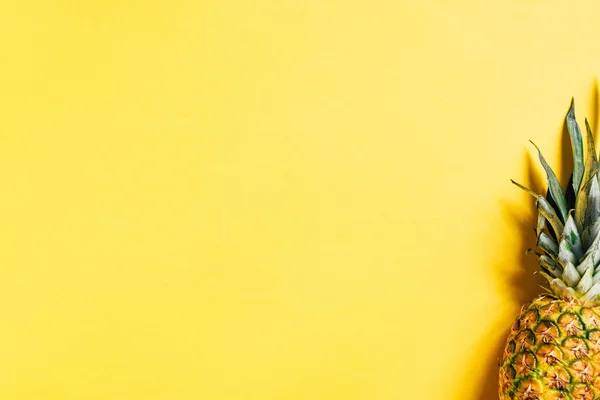 Draufsicht Auf Frische Reife Ananas Auf Gelbem Hintergrund Mit Kopierraum — Stockfoto