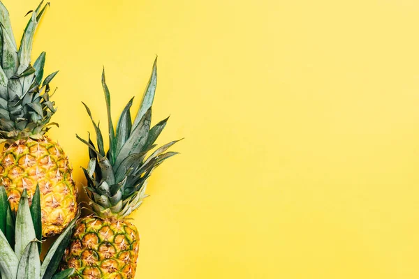 黄色背景的新鲜美味菠萝的顶部视图 — 图库照片
