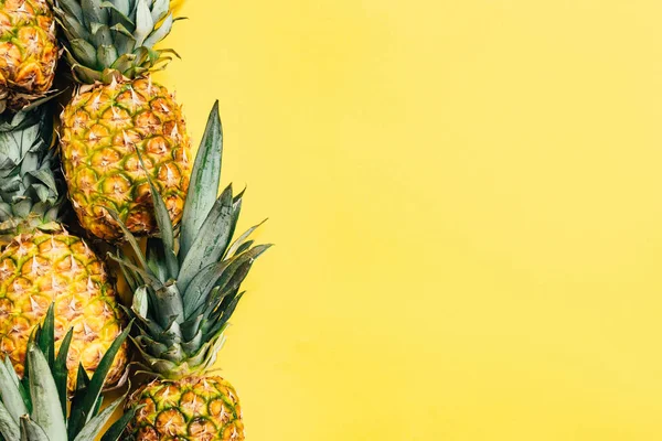 Widok Góry Świeże Smaczne Ananasy Żółtym Tle — Zdjęcie stockowe