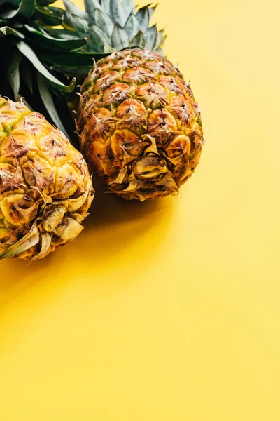 Świeże Dojrzałe Ananasy Żółtym Tle Miejscem Kopiowania — Zdjęcie stockowe