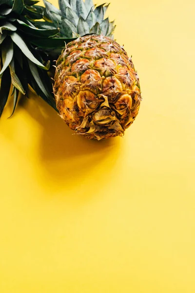 Świeże Dojrzałe Ananasy Zielonymi Liśćmi Żółtym Tle — Zdjęcie stockowe