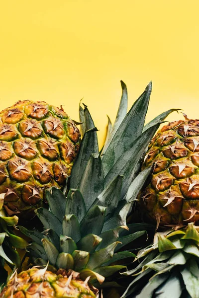 Świeże Dojrzałe Ananasy Zielonymi Liśćmi Żółtym Tle — Zdjęcie stockowe