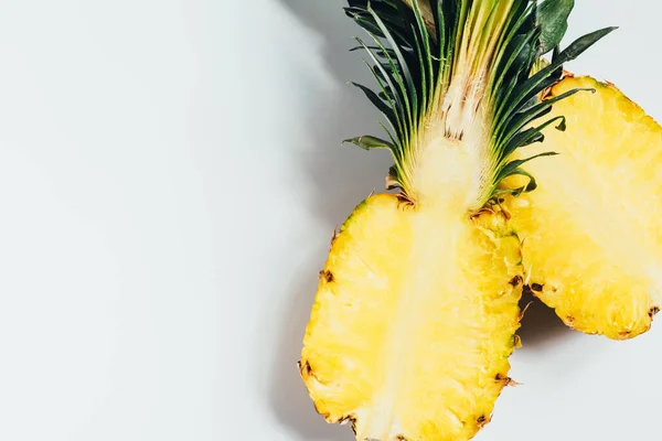 Bovenaanzicht Van Sappige Ananas Helften Witte Achtergrond — Stockfoto