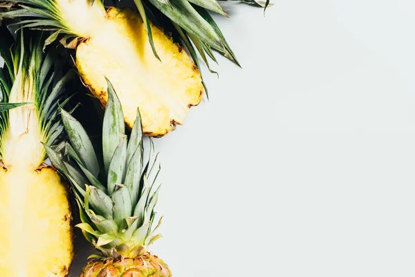 Bovenaanzicht Van Gesneden Sappige Ananas Witte Achtergrond — Stockfoto