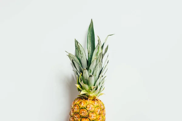 Ansicht Der Reifen Ananas Mit Grünen Blättern Auf Weißem Hintergrund — Stockfoto