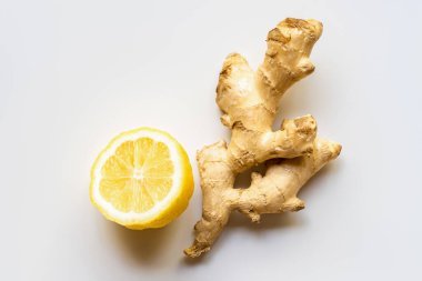 Zencefil kökünün üst görünümü, beyaz arkaplanda limon