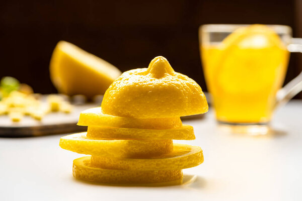 селективный фокус нарезанного лимона на белом и черном фоне
