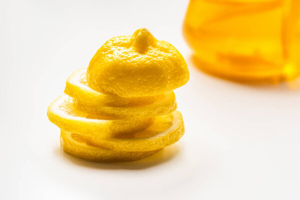 селективный фокус нарезанного лимона возле чая на белом фоне
