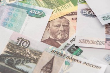 Dolar banknotunun yanındaki Rus rublesinin seçici odak noktası 