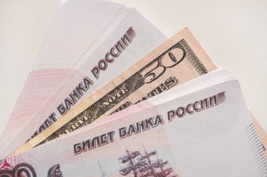 Beyaz üzerine izole edilmiş Rus rublesi ve dolar banknotunun üst görüntüsü