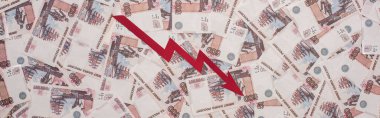 KYIV, UKRAINE - 25 Mart 2020: Rus rublesi yakınlarındaki panoramik kriz grafiği konsepti 