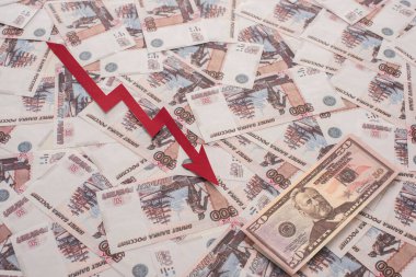 KYIV, UKRAINE - 25 Mart 2020: Rus rublesi ve dolar banknotunun yanındaki kriz grafiğinin üst görüntüsü 