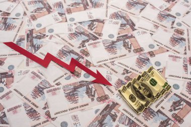 KYIV, UKRAINE - 25 Mart 2020: Ruble ve dolar banknotlarının yanındaki kriz grafiğinin üst görüntüsü