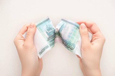 KYIV, UKRAINE - 25 Mart 2020: Ruble yırtan bir kadının beyaz banknotta izole edilmiş görüntüsü 