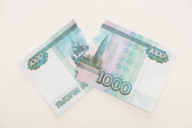 KYIV, UKRAINE - 25 Mart 2020: Yırtık Rus rublesinin üst görüntüsü beyaz üzerine izole edildi 
