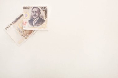 Yırtık Japon Yen banknotunun beyaza izole edilmiş üst görüntüsü
