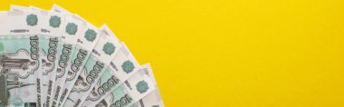 KYIV, UKRAINE - 25 Mart 2020: Sarı ruble üzerinde izole edilmiş panoramik Rus rublesi 