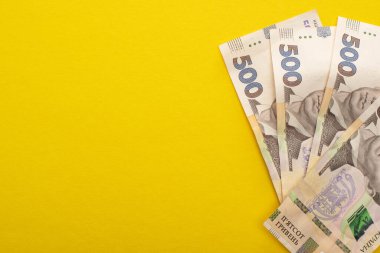 Sarı üzerine izole edilmiş Ukrayna Hryvnia banknotlarının üst görüntüsü 