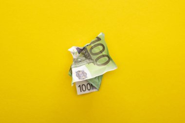 Kırışmış Avro banknotunun üst görünümü sarıya izole edilmiş 