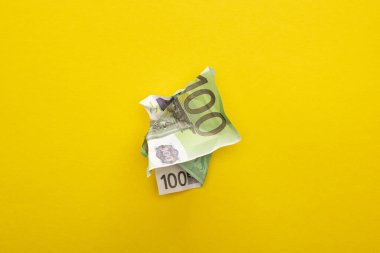 Kırışmış Avro banknotunun üst görünümü sarıya izole edilmiş 