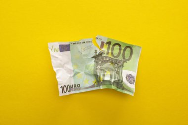 KYIV, UKRAINE - 25 Mart 2020: Sarı üzerine izole edilmiş avro banknotunun üst görünümü 