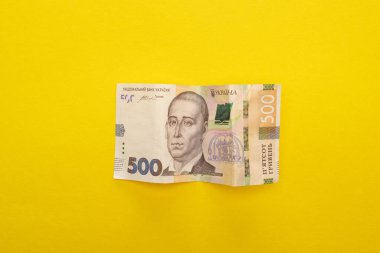 KYIV, UKRAINE - 25 Mart 2020: Ukrayna 'nın üst görüntüsü, banknot sarı üzerine izole edilmiş 