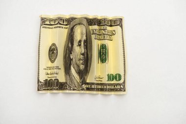 Buruşmuş Amerikan doları banknotunun beyaza izole edilmiş hali.