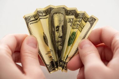 Kırpılmış banknotları beyaz ellerde tutan kadın manzarası. 