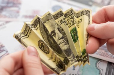 Kırpılmış banknotları elinde tutan kadın manzarası