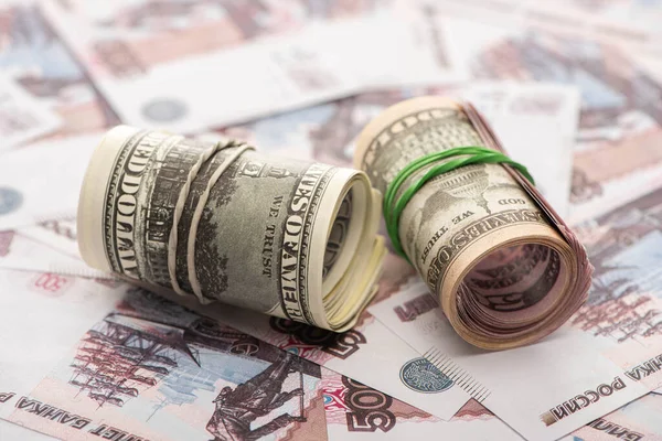 Nahaufnahme Von Dollarrollen Auf Russischen Rubel Banknoten — Stockfoto