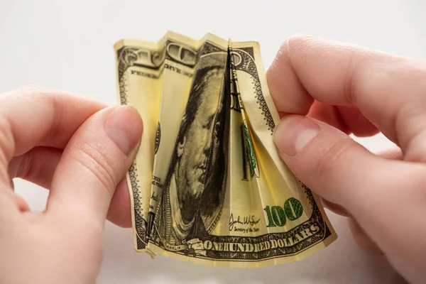 Zbliżenie Kobiety Trzymającej Pognieciony Banknot Dolarowy Rękach Odizolowany Biało — Zdjęcie stockowe
