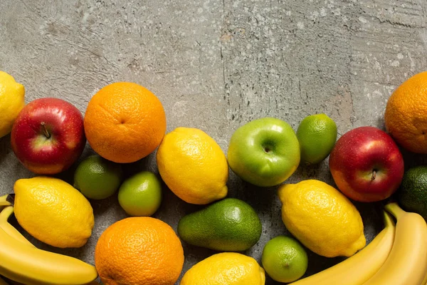Gri Beton Yüzeyde Lezzetli Renkli Meyvelerin Üst Görünümü — Stok fotoğraf