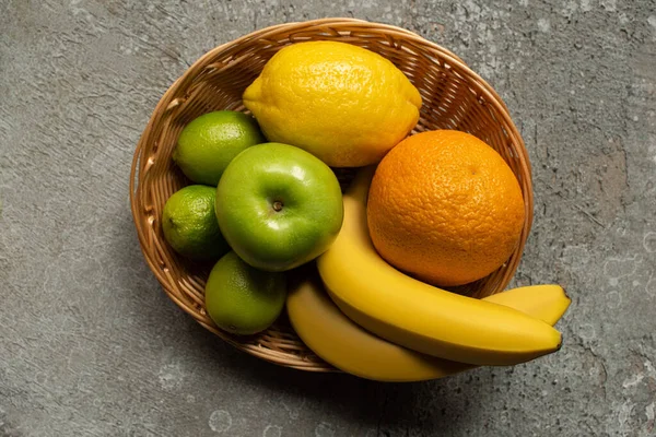 Vista Superior Frutas Frescas Coloridas Cesta Vime Superfície Concreto Cinza — Fotografia de Stock