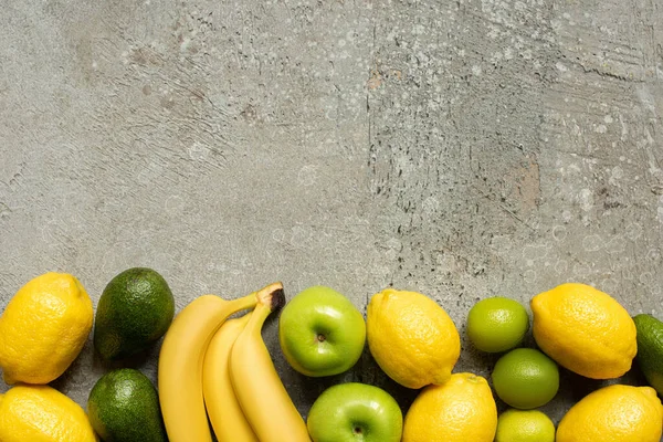 Vista Superior Plátanos Coloridos Manzanas Aguacate Limas Limones Superficie Hormigón — Foto de Stock