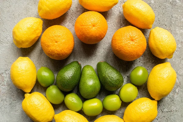 Ovanifrån Färgglada Apelsiner Avokado Lime Och Citroner Arrangerade Cirkel Grå — Stockfoto