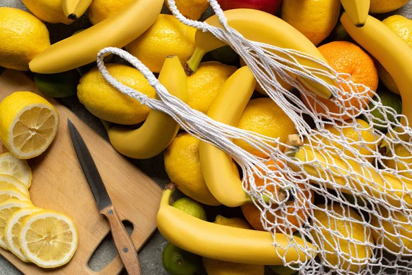 Vista Superior Frutas Coloridas Tábua Corte Com Faca Limão Fatiado — Fotografia de Stock