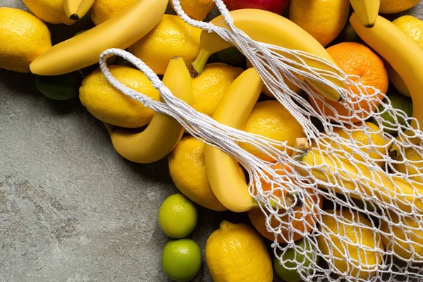 Vista Superior Frutas Coloridas Bolsa Cuerda Superficie Hormigón Gris — Foto de Stock