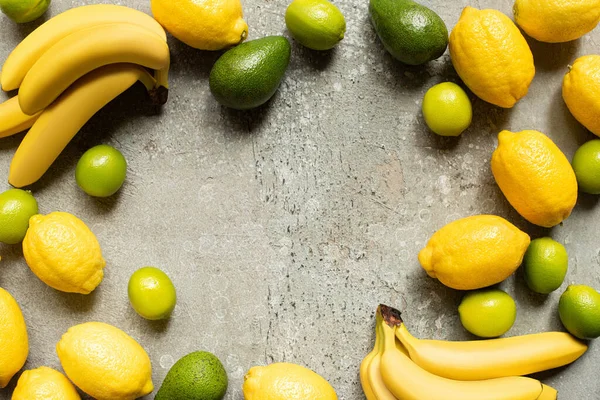Vista Superior Plátanos Coloridos Aguacate Limas Limones Superficie Hormigón Gris — Foto de Stock