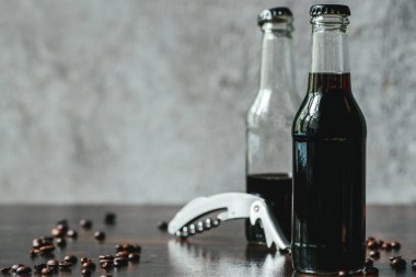 acik ve kahve çekirdekleri yakinlarindaki siselerde soguk kahve yapilmis.