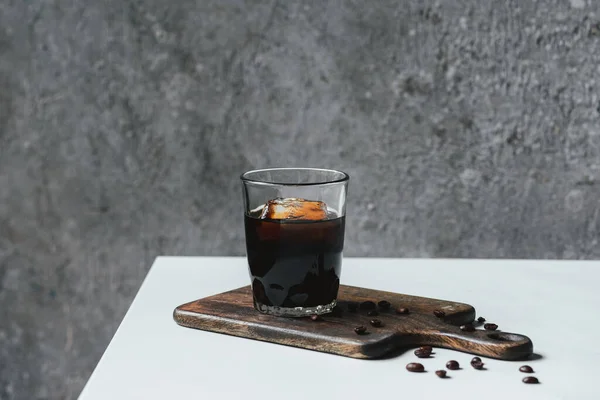 Café Cerveza Fría Con Hielo Vidrio Granos Café Tabla Cortar —  Fotos de Stock