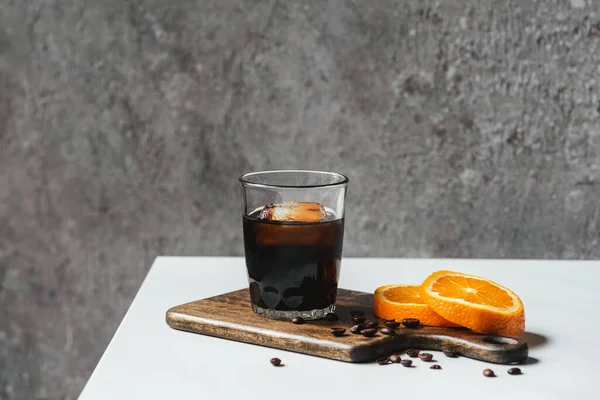 Kalter Brühkaffee Mit Eis Glas Neben Orangenscheiben Auf Schneidebrett Und — Stockfoto