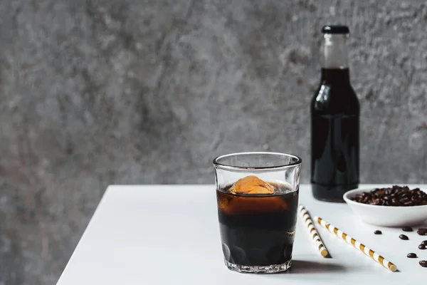 Enfoque Selectivo Café Cerveza Fría Con Hielo Vidrio Botella Cerca — Foto de Stock