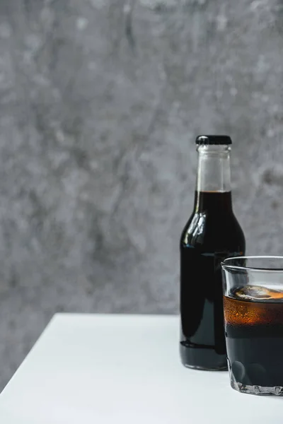 Холодный Кофе Льдом Стекле Бутылка Белом Столе — стоковое фото