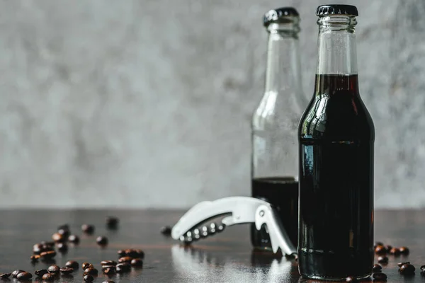 Селективный Фокус Холодного Кофе Бутылках Возле Открывашки Кофейных Зерен — стоковое фото