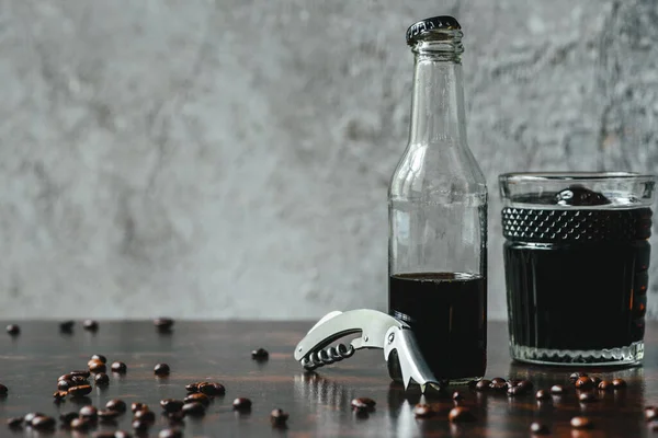 Café Cerveja Fria Vidro Garrafa Perto Abridor Grãos Café — Fotografia de Stock